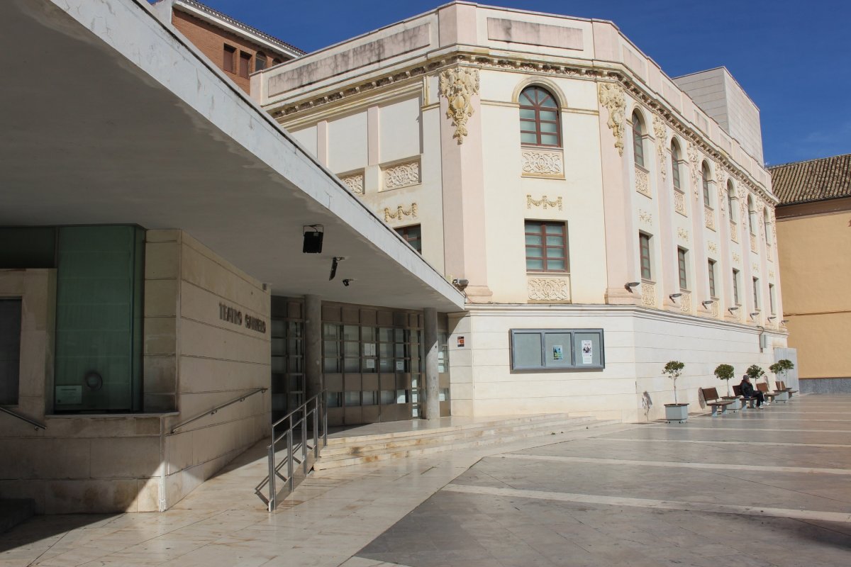 IES Emilio Canalejo Olmeda organiza concierto-recital "Por Amor al Arte" en el Teatro Garnelo para celebrar San Valentín.