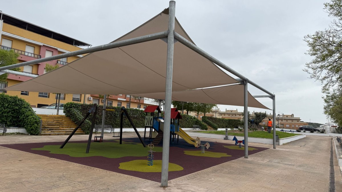 Finaliza la instalación de toldos en las áreas infantiles de la Plaza de la Música Verde