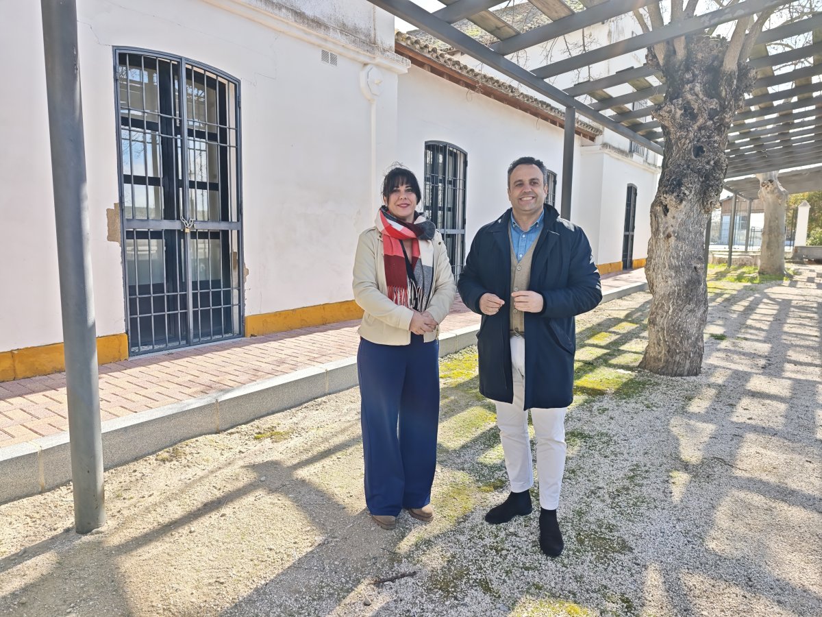 Lucena impulsa en Las Navas la ampliación del cementerio y la reforma del Centro Olivino