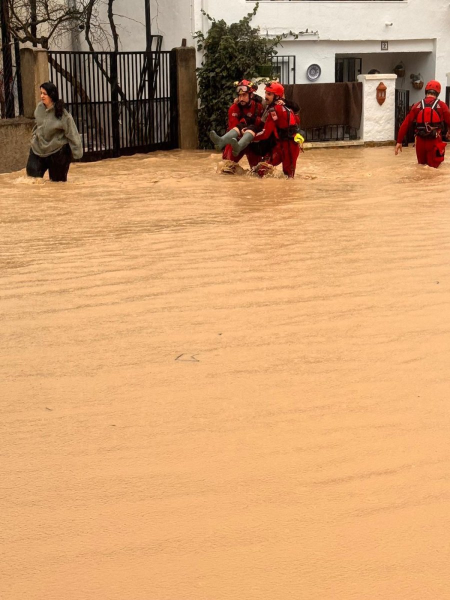 Lluvias e inundaciones en Córdoba: bomberos desalojan a 30 personas y cortan 12 carreteras