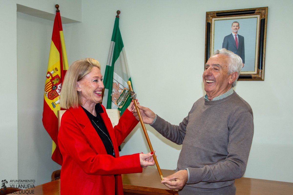 Nieves González recibe el bastón de mando y releva a Juan Estudillo tras 30 años