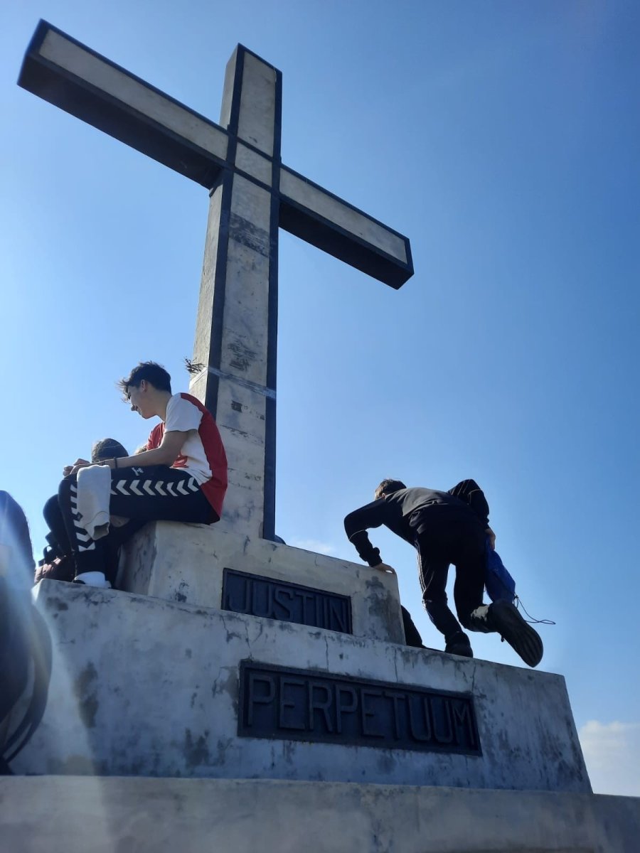 Más de 60 jóvenes participan en salida a El Peñón y limpiezas municipales