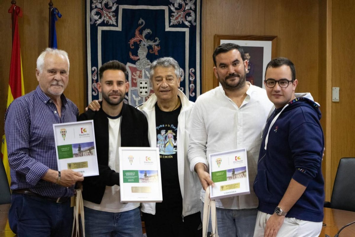 Córdoba CF y Ayuntamiento entregan el brazalete de capitán a Hinojosa del Duque