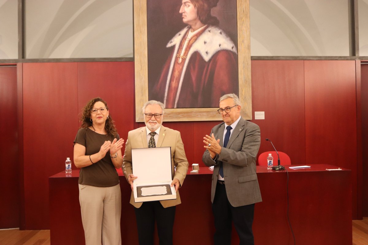 José Rey recibe la insignia de oro en Montilla durante el encuentro de museos de Córdoba