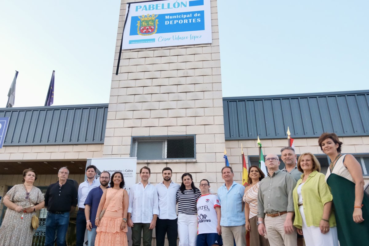 Cabra rebautiza el Pabellón Municipal como César Velasco tras la unanimidad del pleno