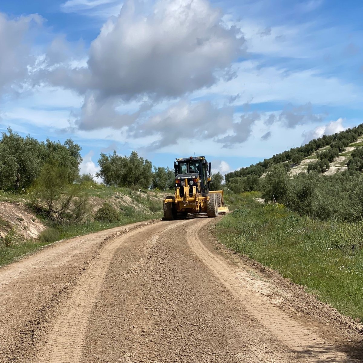 Lucena licita por 194.500€ retroexcavadora y rulo para modernizar caminos rurales