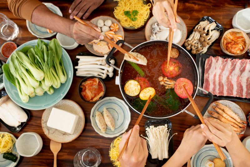 Explorando la Tradición Asiática: Cómo Realizar una Auténtica Fiesta de Hot Pot con Maestría