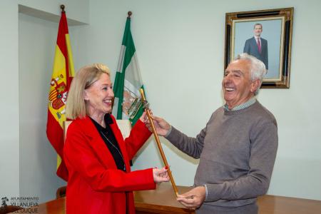 imagen de Nieves González recibe el bastón de mando y releva a Juan Estudillo tras 30 años