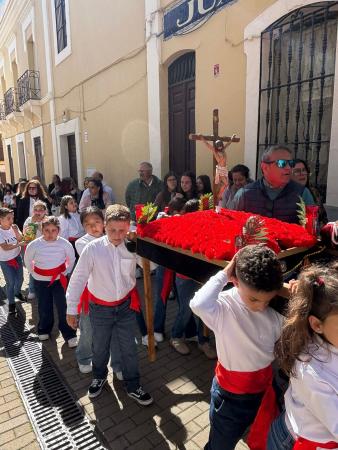 imagen de El Ayuntamiento destaca la labor de la comunidad educativa en el inicio de las procesiones escolares