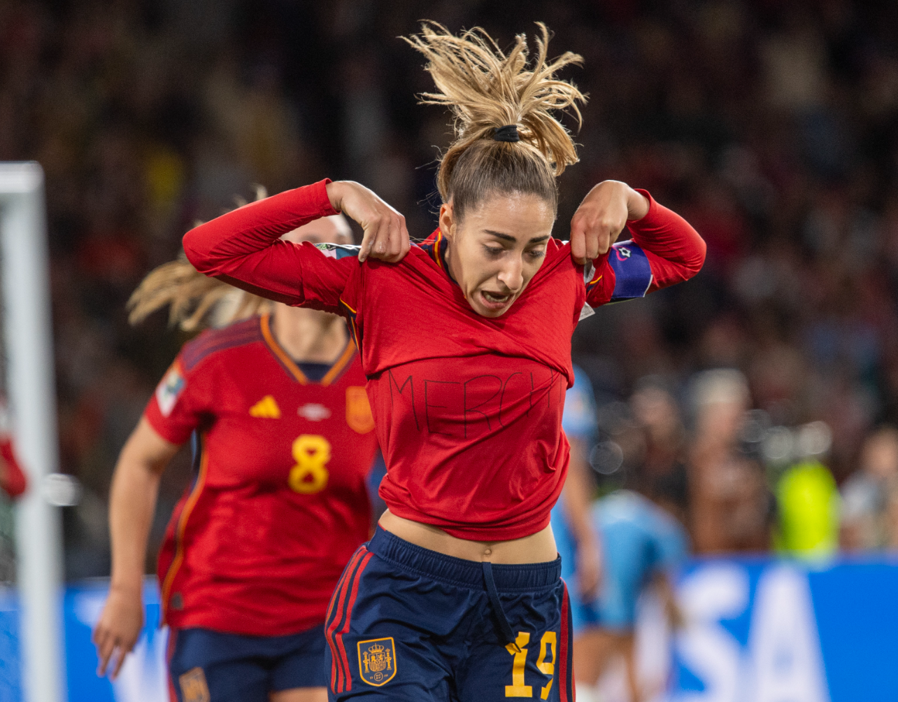 Por qué Olga Carmona llevaba escrito Merchi en la camiseta tras marcar con España en la final del Mundial