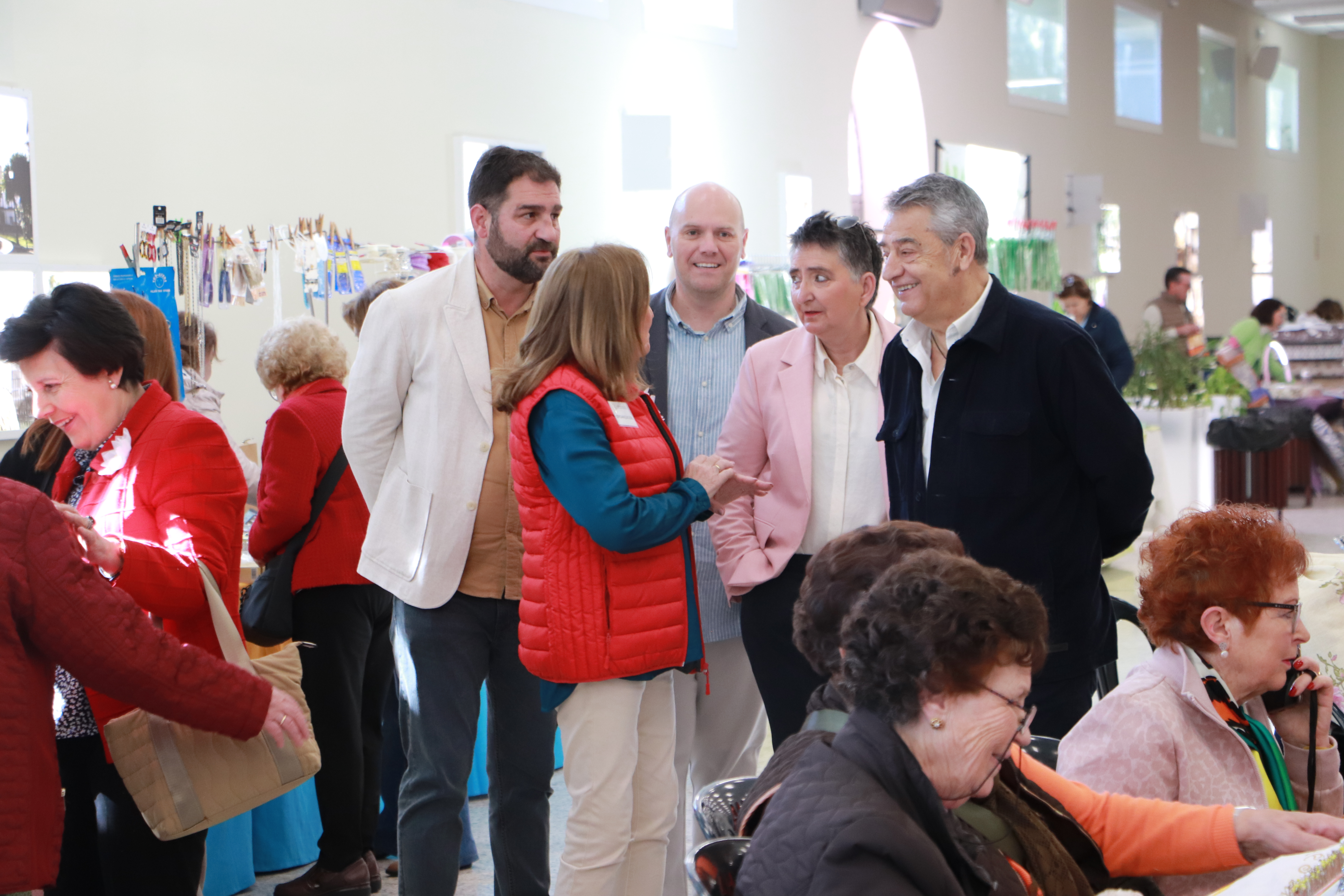 El Pabellón El Pilar de Hinojosa del Duque ha acogido el XV Encuentro de Encajeras.