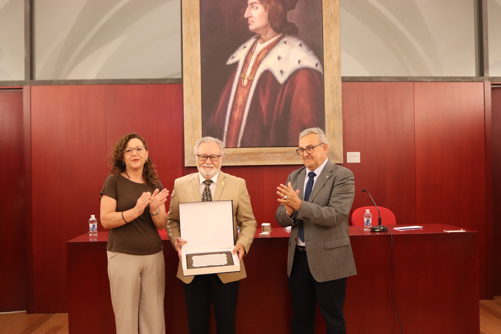 José Rey recibe la insignia de oro en Montilla durante el encuentro de museos de Córdoba