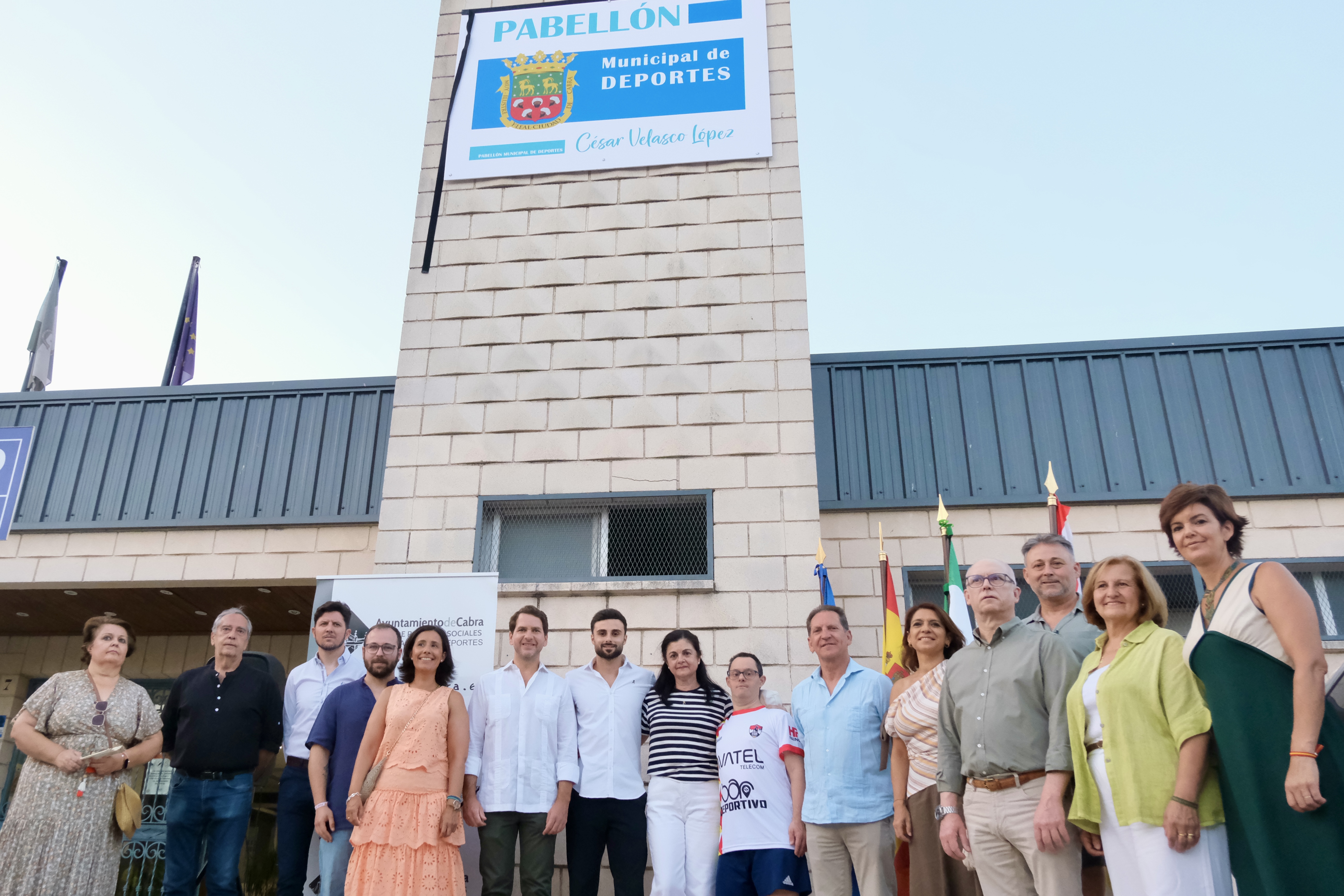 Cabra rebautiza el Pabellón Municipal como César Velasco tras la unanimidad del pleno